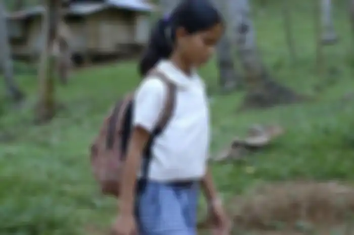 Gadis ini hidup dengan parasit kembarannya yang tumbuh di sepanjang dada dan perut. Kembarannya ini juga tumbuh seiring pertumbuhan gadis ini.