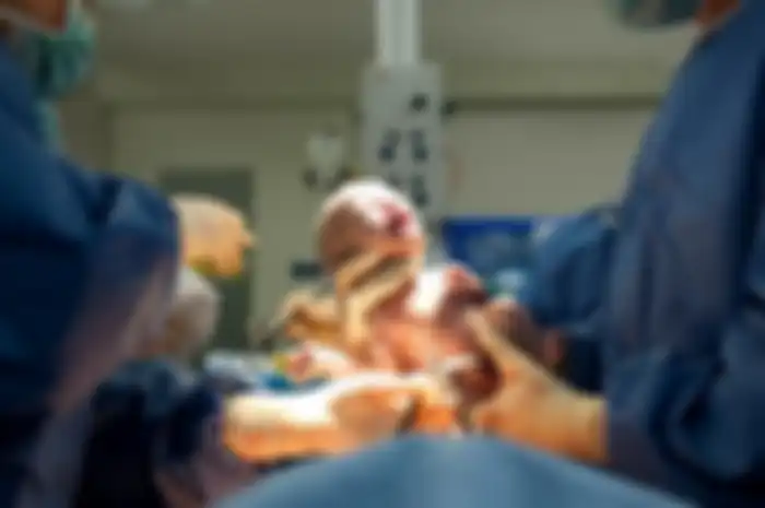 Siapakah yang berhak menentukan memutuskan tindakan operasi caesar, dokter ataukah pasien? Seharusnya, operasi caesar menjadi opsi terakhir.