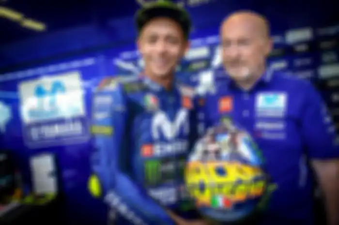 Valentino Rossi pakai helm AGV di MotoGP bersama crew chiefnya, Silvano Galbusera