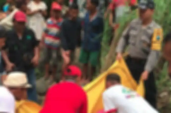 Warga dan polisi mengevakuasi korban tenggelam, ayah dan dua anak, di air terjun Jurug Gue Trenggale