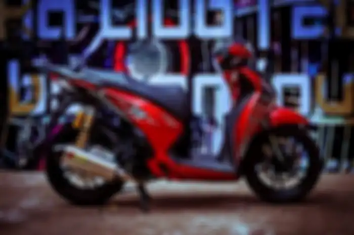 Tampilannya makin menggoda pakai baju merah