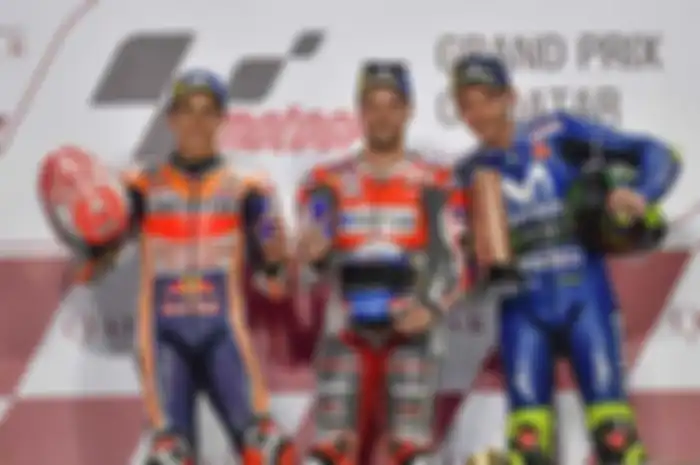 Valentino Rossi (kanan) dan Andrea Dovizioso (tengah) keduanya pembalap paling gaek di MotoGP 2019
