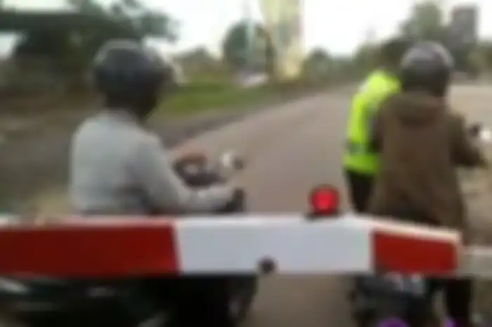 Dua pemotor yang nekat menerobos palang rel kereta api ditilang polisi.