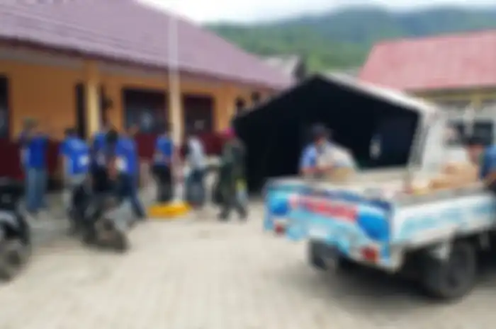 Yamaha Bersama YRFI Lampung Menyerahkan Bantuan Kepada para Korban Bencana Tsunami Selat Sunda di Tempat Pengungsian