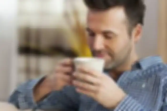 Minum kopi dengan perut kosong, atau pagi-pagi sekali sebelum sarapan, dapat meningkatkan kadar kortisol dalam tubuh. 