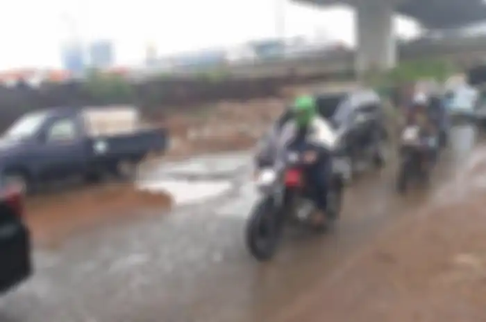 Ilustrasi jalan rusak. Bikers celaka karena jalan rusak, bisa minta ganti rugi ke pemerintah bro!