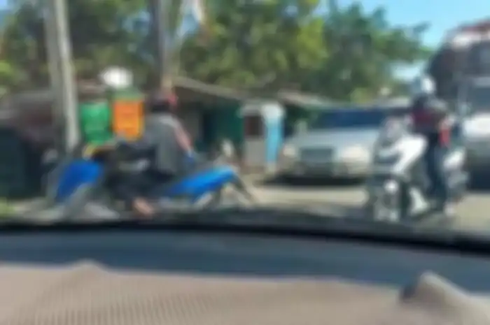 Pengendara Yamaha NMAX arogan tutup jalan raya.