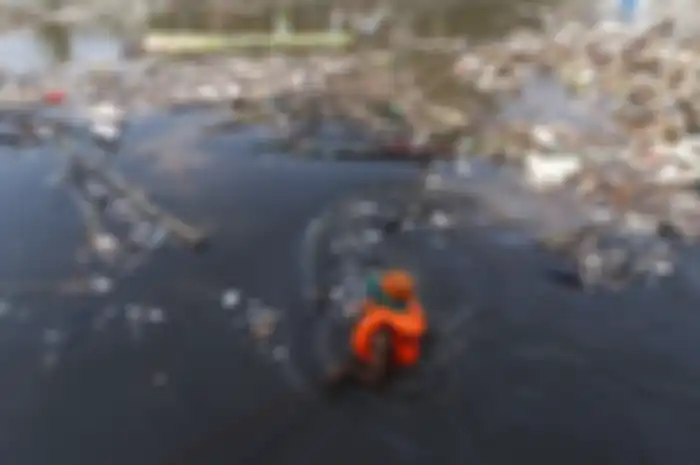 Petugas Badan Air Dinas Lingkungan Hidup Provinsi DKI Jakarta saat membersihkan tumpukkan sampah yan