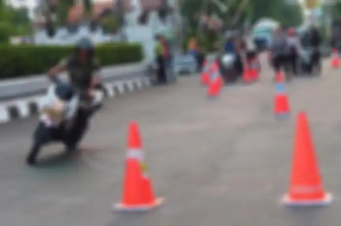 atlantas Polres Kendal dan Kodim 0715 Kendal menampilkan atraksi menggunakan sepeda motor dan meliuk-liuk mengikuti arah panah dan traffic cone (kerucut lalulintas) yang telah dipasang di area mapolsek Kendal Kota, Jumat (10/8) sore.&nbsp;