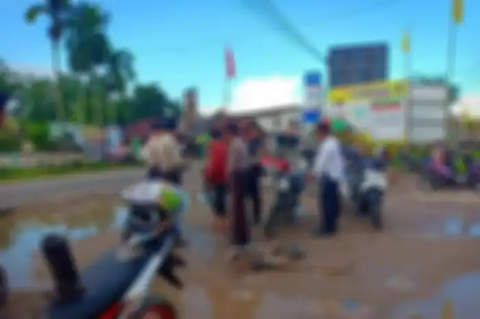 Polisi dari Polsek Rasau, Kalbar menyita knalpot brong.