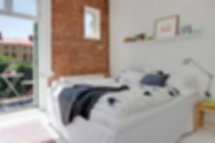 Kamar tidur dengan warna netral