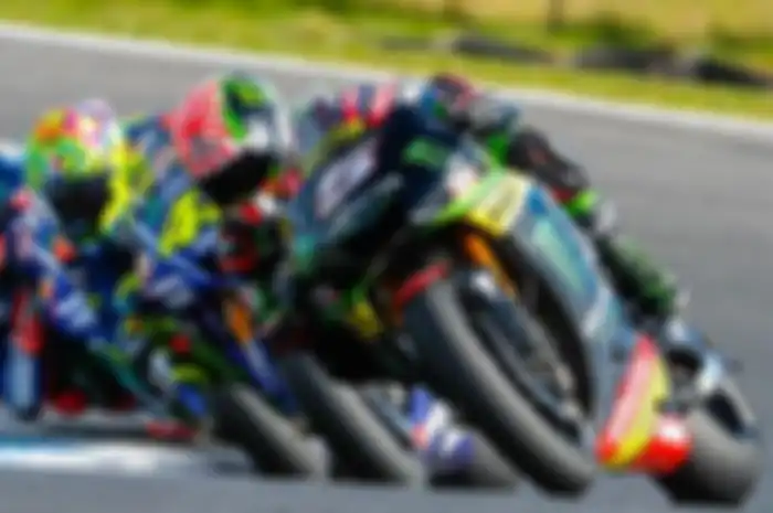 Valentino Rossi saat berduel dengan Johann Zarco.