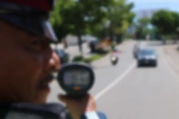 Bripka Benyamin meragakan tilang dengan speed gun di Jalan Bhayangkara, Kelurahan Gunung Elai, Kecamatan Bontang Utara, Jumat (12/1/2019).&nbsp;