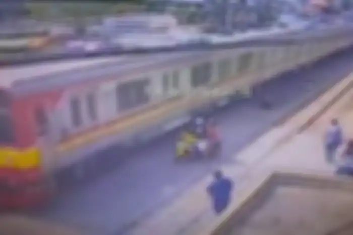 Pemotor nyaris tewas tersambar kereta api.