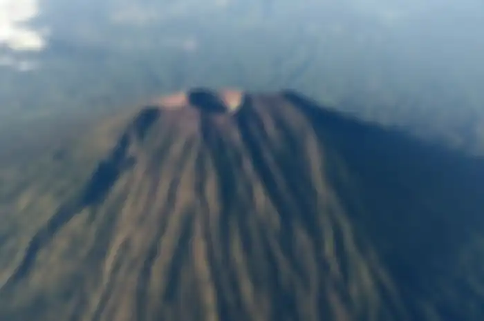 Gunung Agung di Bali pernah memuntahkan laharnya di tahun 1963. Menurut profesor Vening, Gunung Agung bagaikan ujung ekor naga yang masih liar.