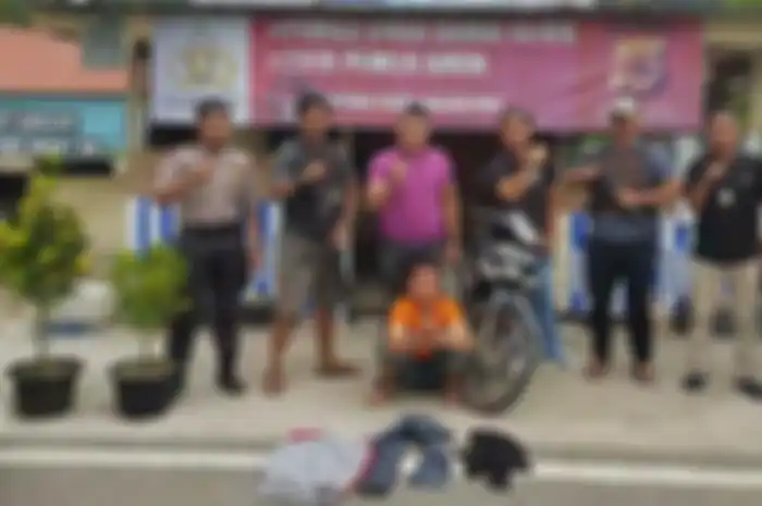Polisi mengamankan seorang tersangka pencurian sepmor di perbatasan Galus-Agara di Rumah Bundar Kecamatan Putri Betung, Jumat (11/1/2019).&nbsp;