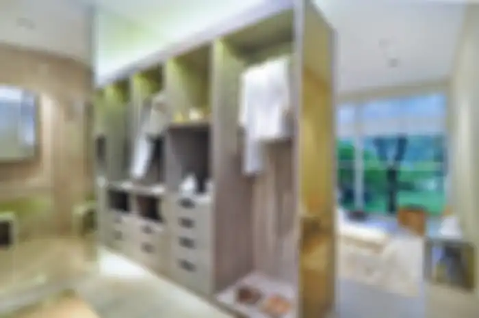 Dressing room modern ini menjadi area transisi yang memisahkan kamar mandi dan ruang tidur.