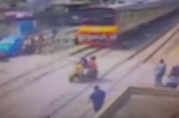 Pemotor nyaris tersambar kereta api