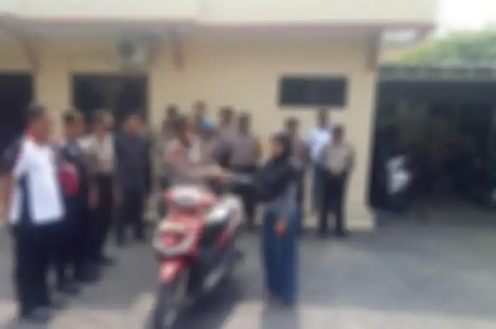Kapolsek Margorejo, AKP Endang Setianingsih mengembalikan sepeda motor milik Santi yang sempat dicuri, Jumat (11/1/2019) di halaman Polsek Margorejo.