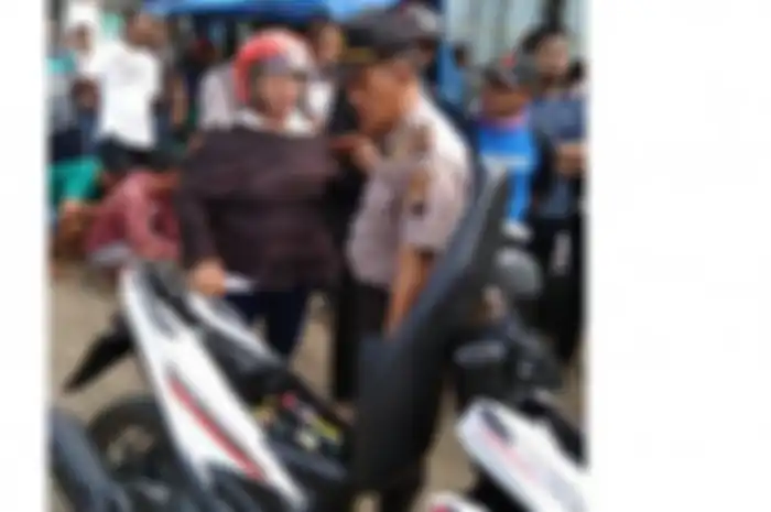 Seorang emak-emak atau ibu, berinisial M&nbsp;(44) warga Desa&nbsp;Kepuk RT 03/07 Kecamatan Bangsri, Kabupaten Jepara,&nbsp;harus berurusan dengan petugas kepolisian karena menyimpan&nbsp;3 botol minuman keras (miras)&nbsp;anggur Kolesom dan 3 Botol Arak dalam jok sepeda motor.&nbsp;
