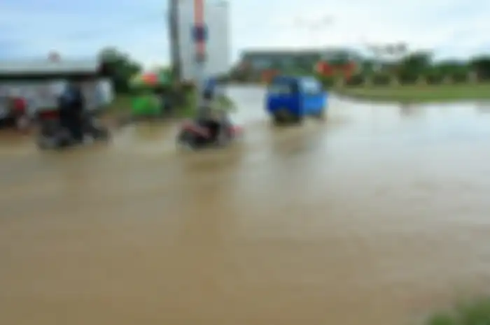 Jalan HARM Ayoeb, kerap terendam banjir. Selain itu, banyak terdapat kubangan karena genangan air membuat badan jalan rusak. Ditambah lagi, ruas jalan nasional ini tidak ada drainasenya.&nbsp;