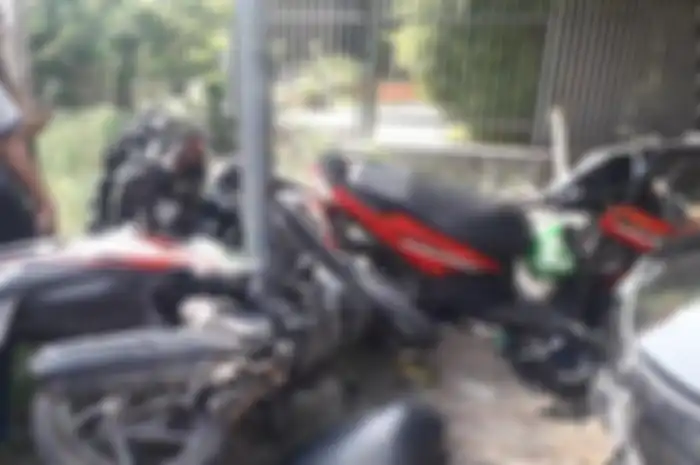 Berikut ini keempat sepeda motor yang ringsek seusai tertabrak mobil Toyota Calya di sekitar warung kucingan Jalan Melati Selatan Brumbungan Kota Semarang, Selasa (15/1/2019).&nbsp;