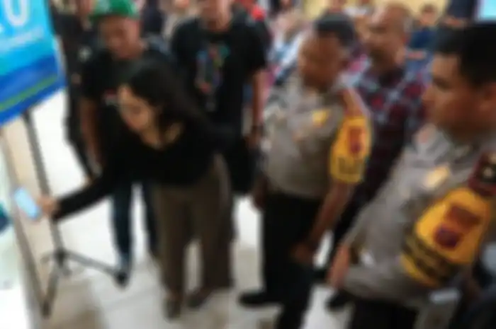 Seorang warga didampingi oleh&nbsp;Anandita Danaatmadja, VP Regional Indonesia Bagian Timur GOJEK (Kiri)&nbsp;dan&nbsp;Kapolres Samarinda Kombes Pol Vendra Riviyanto (Kedua kanan)&nbsp;menunjukkan mekanisme penggunaan GO-PAY sebagai metode pembayaran nontunai untuk melakukan pembayaran SIM dan SKCK. Inovasi pembayaran SIM dan SKCK secara nontunai menggunakan GO-PAY ini merupakan yang pertama di Kalimantan dan Samarinda merupakan kota ke-9 di Indonesia.  