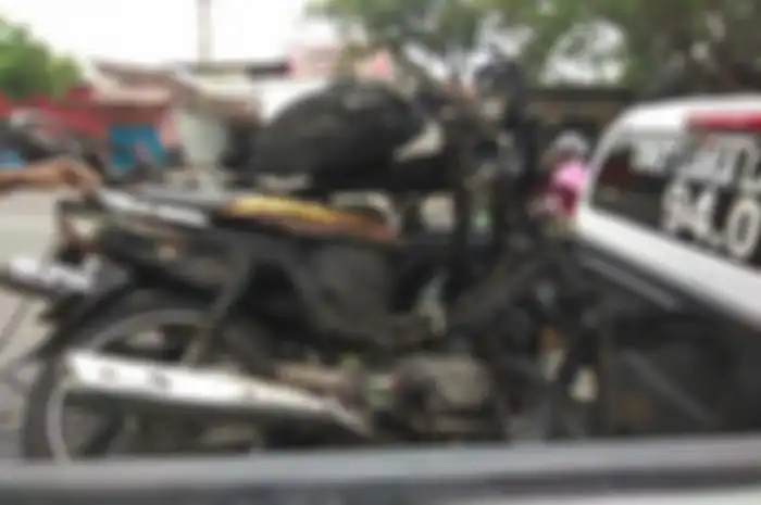 Sepeda motor terbakar