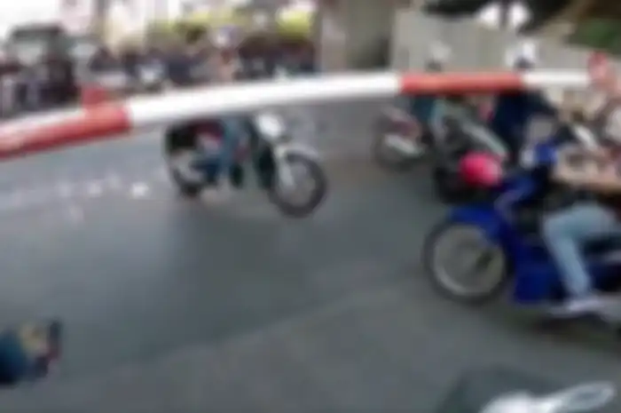 Beberapa bikers terlihat menerobos palang pintu yang sudah ditutup