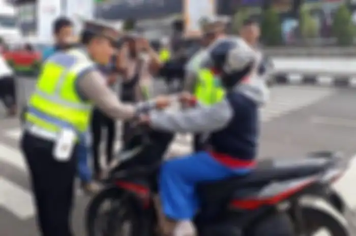 Kasat Lantas Polres Purwakarta AKP Ricky Adi Pratama saat Millenial Road Safety Festival di Jalan Jenderal Sudirman, Pasar Jumaah, Purwakarta, Rabu (16/1/2019).&nbsp;