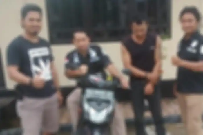 Syarifuddin (singlet hitam dan celana jeans), pelaku curanmor yang diamankan anggota Buser Polsek Ba