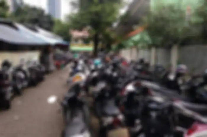 Ilustrasi parkiran motor, bagaimana cara menjaga cat bodi motor tidak lecet?