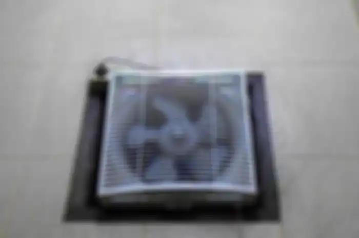 Agar hasilnya optimal, pasang exhaust fan pada plafon yang berseberangan dengan pintu agar udara dap