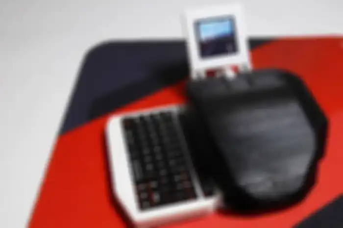 YouTuber membuat mouse yang diisi dengan komputer mini, plus keyboard dan layar mini.