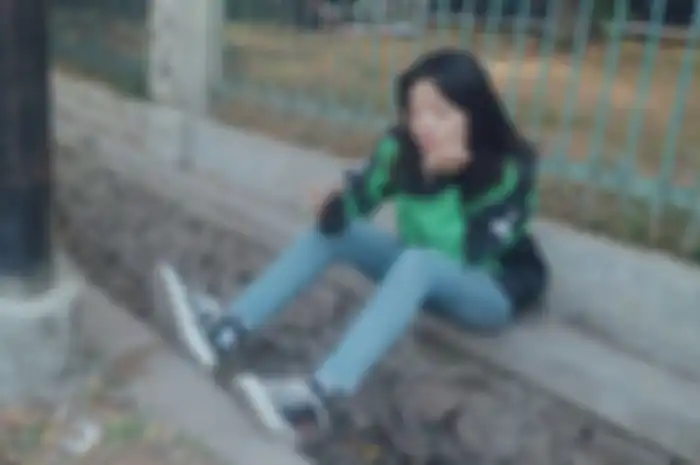 Ini dia gojek cantik sedang mencari sesuatu yang hilang