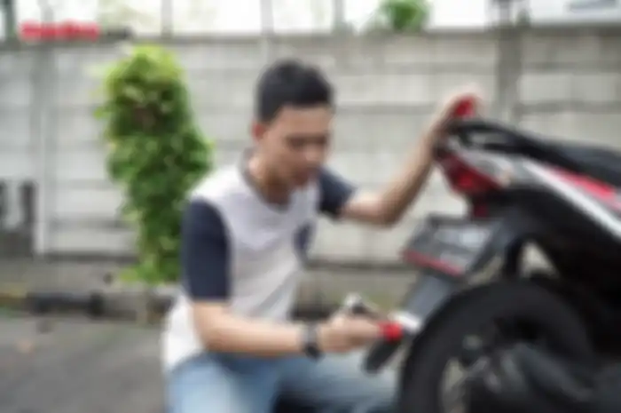 Cairan penghitam bodi hitam motor