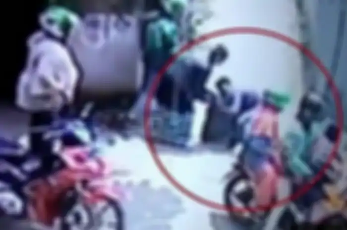 ideo viral driver ojol dan penumpang tinggalkan nenek korban tabrakan. (Facebook Info Depok)&nbsp;