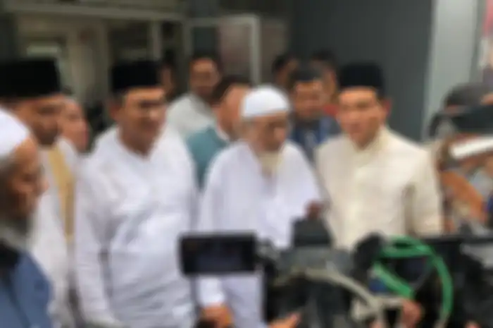 Yusril Ihza Mahendra saat mengungjungi Ustaz Abu Bakar Baasyir di LP Gunungsindur, Kabupaten Bogor, 