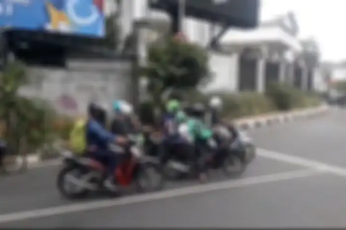 Motor Sudah Berhenti Dibelakang Marka Tapi Mana Lampu Merahnya ya ?