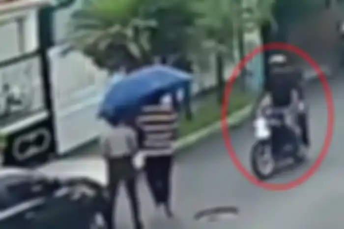 Gokil! Perampok kalah sama payung