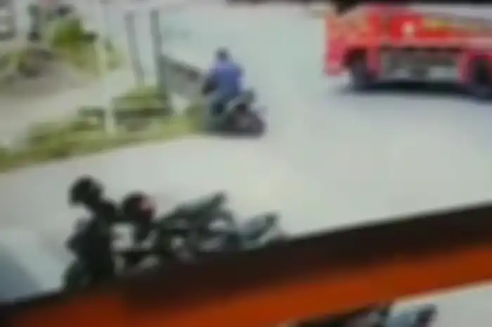 Seorang pengendara motor tercebur ke kali setelah menghindari truk