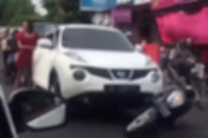 Nissan Juke VS Honda Scoopy di Bali