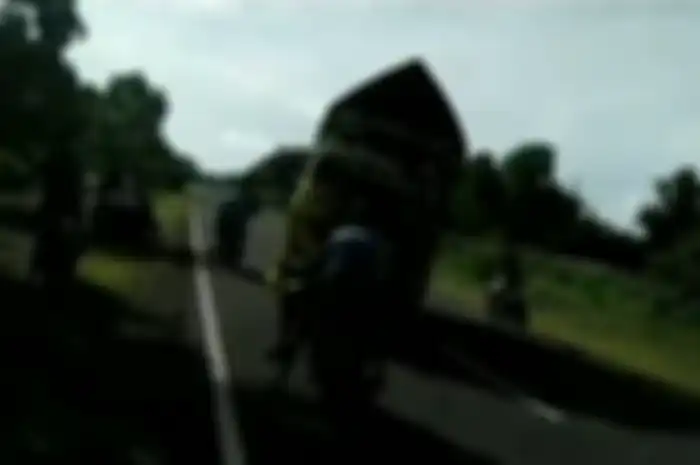 Truk Oleng hantam pengendara motor