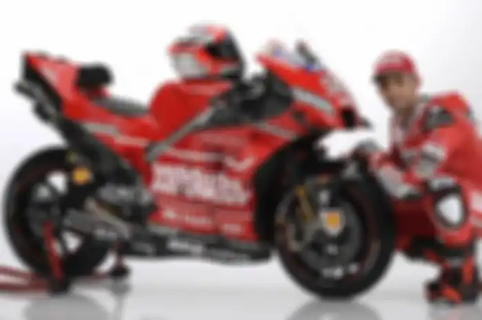 Michele Pirro berpose bareng livery motor MotoGP Ducati baru, temasuk helmnya juga baru