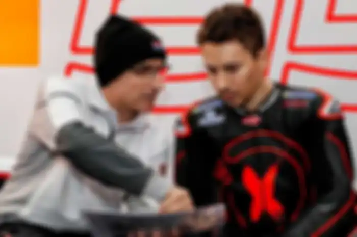Jorge Lorenzo diskusi dengan crew chief-nya, Ramon Aurin di tes pramusim MotoGP Jerez