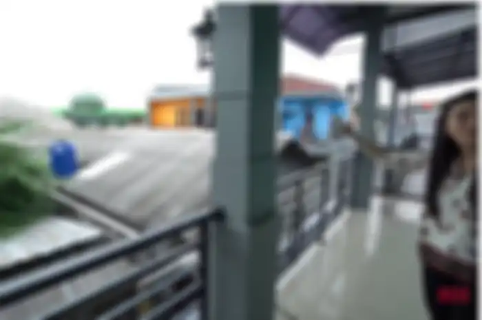 8 Potret Rumah Ayu Ting Ting, Dari Balkon Terlihat Pemandangan Atap Pemukiman yang Padat