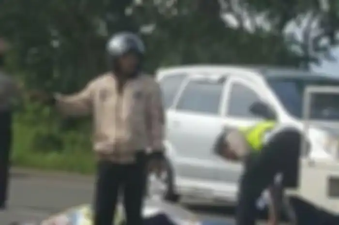 eorang anggota polisi dan warga mengatur lalu lintas di Jalan Raya Solo-Wonogiri usai terjadi lakalantas, Senin (21/1/2019).&nbsp;
