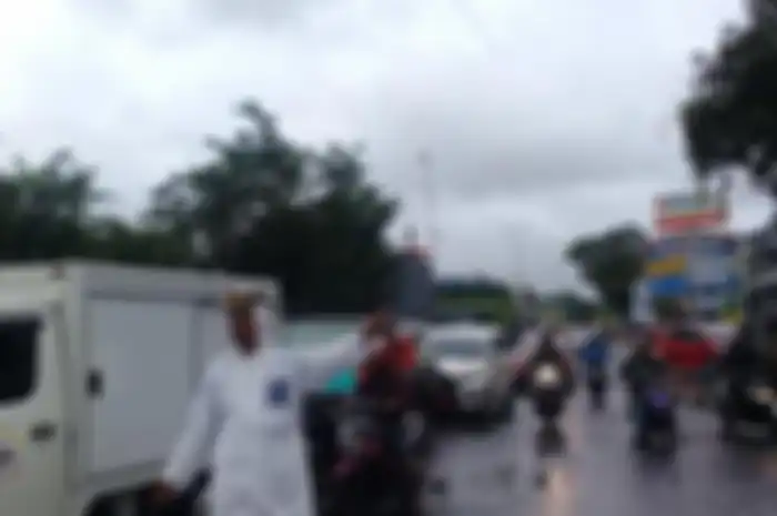 Personel Polres Pangkep memandu kendaraan untuk melewati jalan poros Sultan Hasanuddin menuju Jalan Andi Burhanuddin tembus Jembatan Baru hingga melewati Terminal Baru Bungoro hingga ke jalan Poros Bungoro, Selasa (22/1/2019).