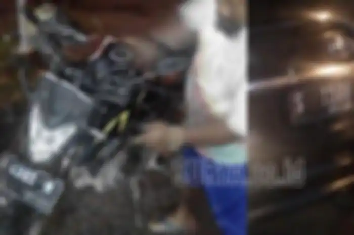 Motor korban yang terpental (kiri) dan mobil Toyota Innova yang menabraknya&nbsp;