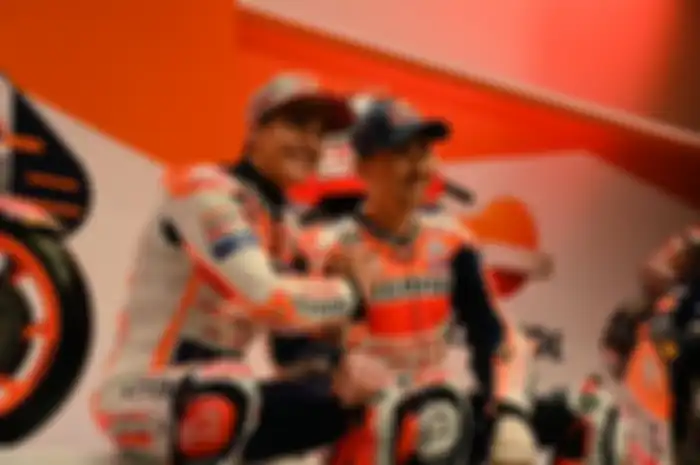 Marc Marquez (kiri) buat apa pindah tim kalau sudah jadi bagian dari tim hebat